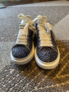 Alexander McQueen Glitter Lace-Up Sneakers in Navy